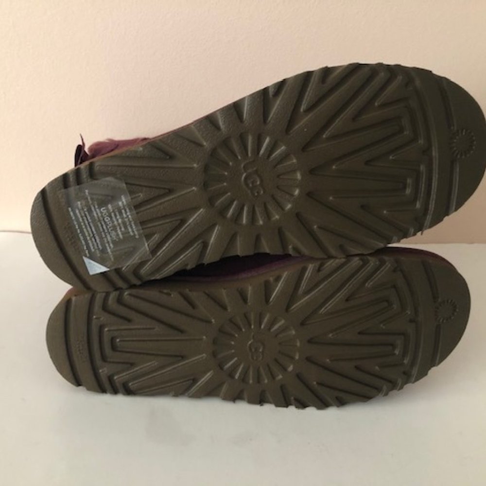 UGG Mini Bailey Bow Glimmer Metallic Suede Boot. Size: 8 - Picture 11 of 13